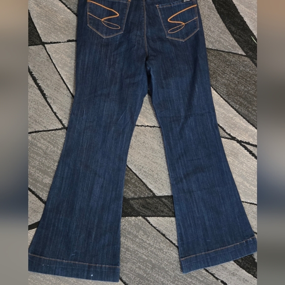 Women's Flared Jeans - Picture 4 of 6